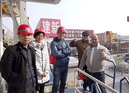 Cliente ruso inspecciona el equipo de la planta mezcladora de hormigón a gran escala de la empresa Jianxin