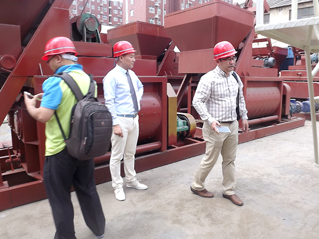Los clientes coreanos inspeccionaron el equipo de la planta mezcladora de concreto de la marca Jianxin