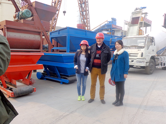 Los clientes rusos vienen a la empresa Jianxin para firmar equipos comerciales para plantas mezcladoras de hormigón a gran escala