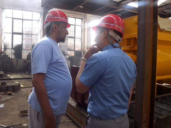 Los clientes sauditas llegaron a Zhengzhou Jianxin Company para comprar equipos para plantas mezcladoras de hormigón.