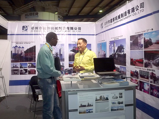 El equipo de la planta mezcladora de la marca Jianxin participó en la feria de maquinaria de construcción de Sudáfrica 2015